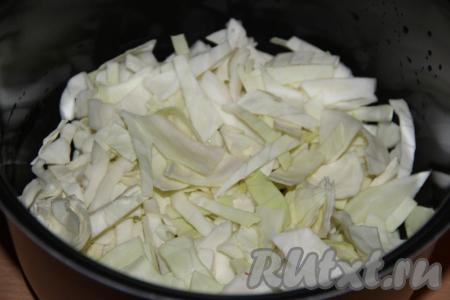 В чашу мультиварки выложить нашинкованную капусту.