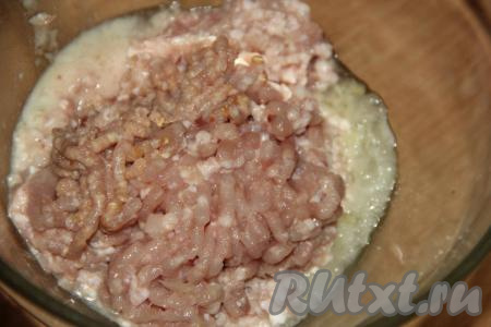 Для приготовления фрикаделек пропустить через мясорубку очищенный лук и кусочки куриного филе (или другое мясо).