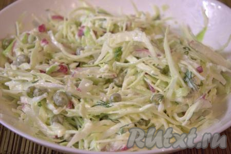 Тщательно перемешать, посолить и приправить салат по вкусу специями (я приправила свежесмолотым чёрным перцем).