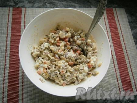 Заправленный салат "Оливье" тщательно перемешать и охладить в холодильнике минут 20.