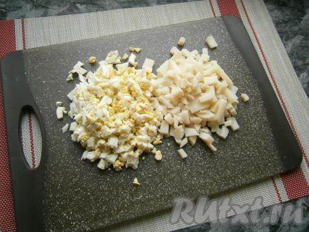 Яйца сварить вкрутую (варить минут 10 с начала кипения воды). Картофель и морковь отварить, не очищая от кожуры (варить минут 20-25 с момента закипания воды). Яйца, картошку и морковь остудить и очистить. Яйца порубить, картошку нарезать небольшими кубиками.