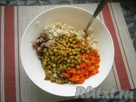 Картошку, язык, яйца, огурцы и морковь сложить в большую миску, добавить консервированный горошек.