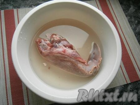 Свиной язык вымочить в холодной воде пару часов.