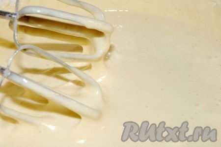 Добавить постепенно, вливая тонкой струйкой, горячую воду, не прекращая взбивания.
