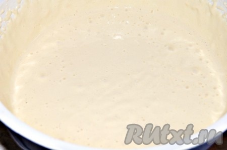 Добавить постепенно смесь муки и разрыхлителя, каждый раз очень тщательно перемешивая тесто ложкой. Тесто получится не очень густым, однородным, напоминающим крем.
