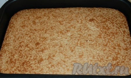 Готовый пирог достать из духовки и дать полностью остыть.
