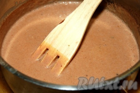 Для приготовления глазури поместить в небольшую кастрюльку сыр маскарпоне, сливочное масло, сахар и какао, поставить на маленький огонь и растопить, всё время помешивая, до однородности. Снять с огня и остудить глазурь.
