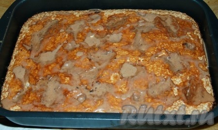 В полученные дырки влить остывшую глазурь из маскарпоне, дать немного постоять и пропитаться, а затем выпечку можно нарезать на кусочки и подавать к столу.