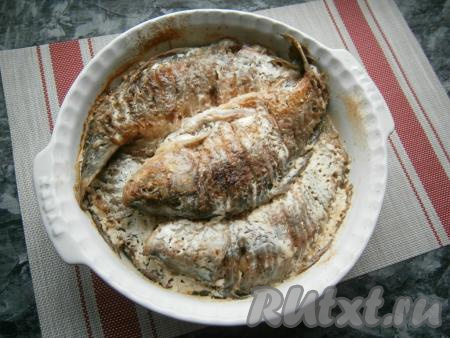 Форму с карасями в сметане накрыть листом фольги и отправить&nbsp;в разогретую до 180 градусов духовку на 45-50 минут.