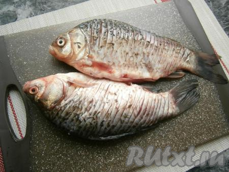 Далее&nbsp;очень острым ножом сделать глубокие надрезы по всей спинке и хвостовой части с двух сторон у каждой рыбы. Надрезы должны быть частыми (на расстоянии около 3-4&nbsp;мм).