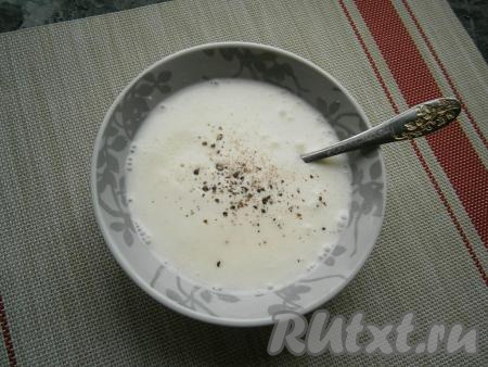 Сметану смешать с водой, посолить сметанную смесь и немного поперчить.