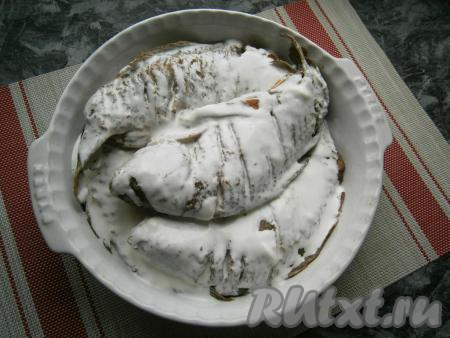Сметанной смесью залить карасей.