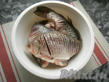 Карасей сложить в миску, посолить их и поперчить, оставить минут на 30.
