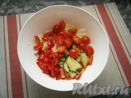 В салат из пекинской капусты и огурцов добавить болгарский перец, нарезанный соломкой, и помидоры черри,&nbsp;нарезанные на половинки (если используете обычные помидоры, тогда нарежьте их на дольки).