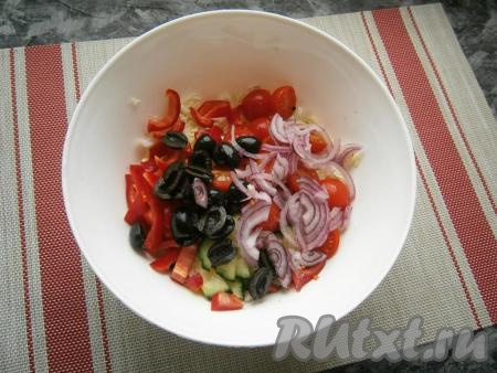 Сюда же добавить нарезанный тонкими полукольцами лук и чёрные оливки, разрезанные пополам.