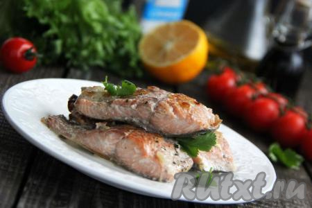 Сочную, нежную, очень вкусную горбушу переложить со сковороды на тарелку и подать к столу в горячем виде с гарниром (например, с рисом), дополнив сливочным соусом, в котором тушилась рыбка.