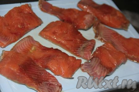 Если горбуша замороженная, её нужно разморозить (я использовала охлаждённую горбушу). Удалить голову, хвост и внутренности рыбы, затем разрезать по хребту и удалить основную кость. Нарезать получившееся филе горбуши (у меня получилось, примерно, 500 грамм) на кусочки шириной 5-6 см.