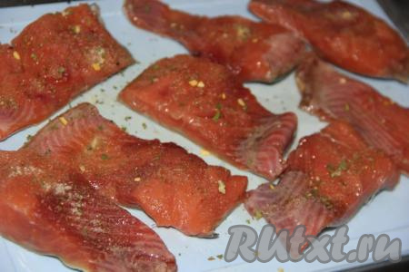 Посолить и поперчить кусочки рыбы, можно добавить приправу для рыбы.&nbsp;