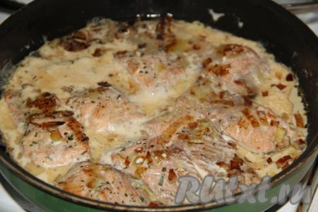 Тушить горбушу в сливках на сковороде под крышкой, примерно, 5 минут.&nbsp;