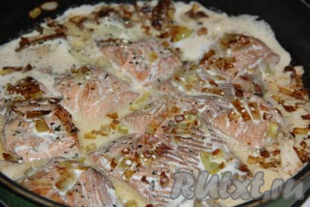 Соединить сливки и пропущенный через пресс чеснок. Влить сливки с чесноком в сковороду с обжаренной горбушей, убавить огонь и накрыть сковороду крышкой.