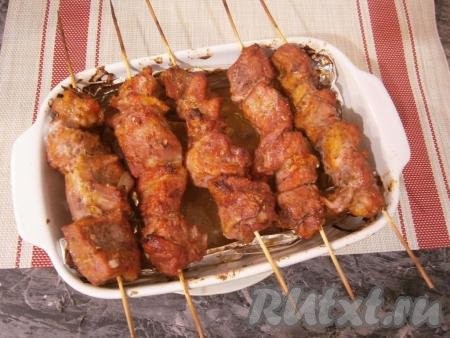 Духовку разогреть до 200 градусов и поместить в неё форму с шашлыком. Запекать мясо 20 минут, после чего&nbsp;перевернуть шпажки и запекать далее ещё 10&nbsp;минут. После этого&nbsp;температуру увеличить до 240 градусов и готовить шашлык в духовке ещё 5-7 минут.
