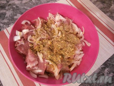 Добавить приправу для шашлыка, перемешать.