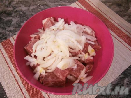 Репчатый лук очистить, нарезать его полукольцами, выложить на мясо. Сверху лук посолить и хорошо помять руками, после чего&nbsp;перемешать его с мясом.