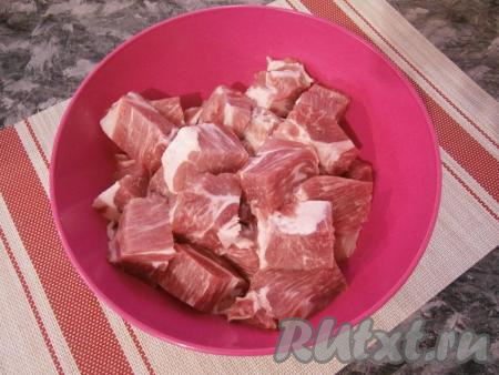 Если будете готовить шашлык в духовке на деревянных шпажках, как сделала я, то нарезать свинину следует средними кусками (чуть меньше, чем обычно режется мясо, которое готовится на шампурах на углях).