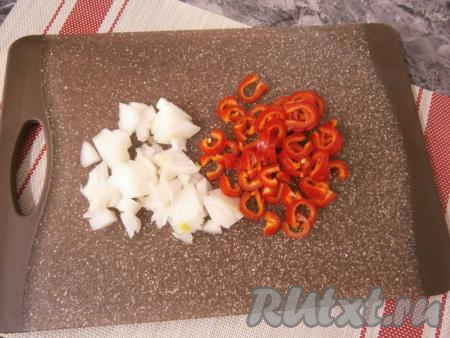 Очистить луковицу и нарезать четвертинами. Очистить болгарский перец от семян, затем нарезать тонкими кусочками.