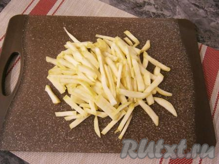 Кабачок (или цукини) очистить от кожуры (если кожица тонкая, можно готовить и вместе с кожурой), нарезать тонкой соломкой.