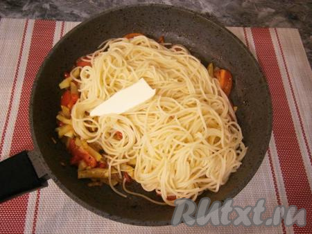 Перемешать овощи, прогреть на слабом огне пару минут и добавить на сковороду отваренные спагетти. Сверху выложить кусочек сливочного масла.