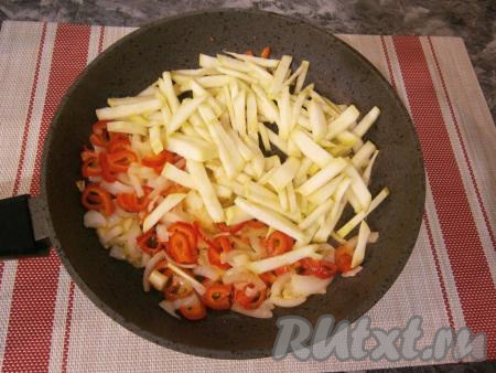 Разогреть сковороду с растительным маслом, выложить лук и болгарский перец, обжарить их на среднем огне, помешивая, минуты 3-4. Затем добавить кабачки, перемешать и обжаривать ещё 4-5 минут, иногда перемешивая.