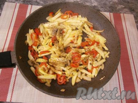 Овощи посыпать сушёным базиликом и чёрным молотым перцем, посолить.