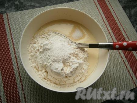 Далее добавить муку с разрыхлителем, всыпать ванильный сахар, перемешать венчиком.