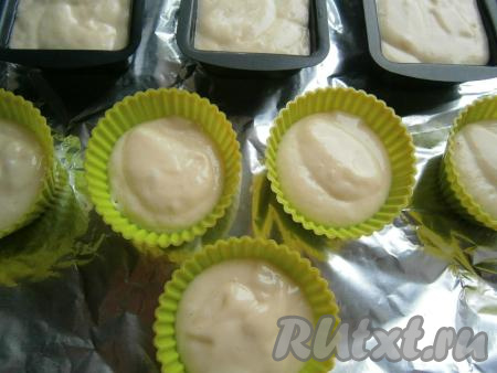 Формочки разместить на противне. Помимо прямоугольных жестяных формочек, я использовала ещё и силиконовые.