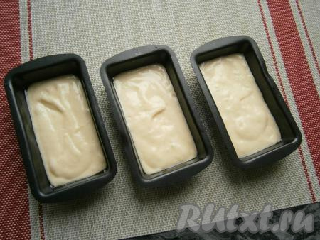 Формочки смазать любым растительным маслом и выложить по несколько столовых ложек теста.