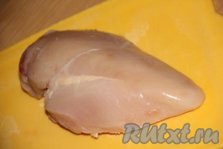 Куриное филе промыть под водой и обсушить. Лучше взять большое по размеру филе.