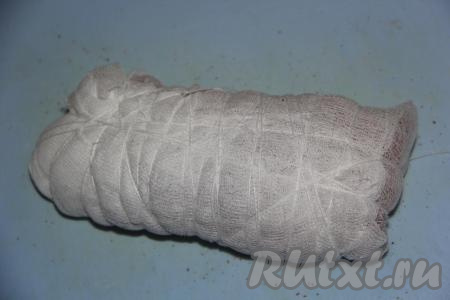 Плотно завернуть куриное филе в специях в марлю (или хлопчатобумажную ткань), замотать ниткой. Марля защитит бастурму от пыли и насекомых.