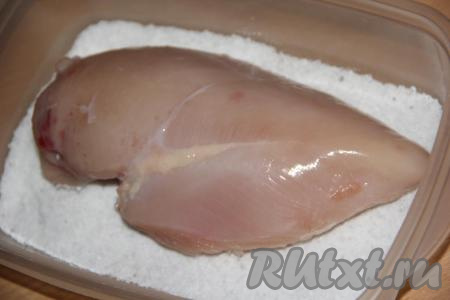 В лоток всыпать 300 грамм соли и выложить филе.