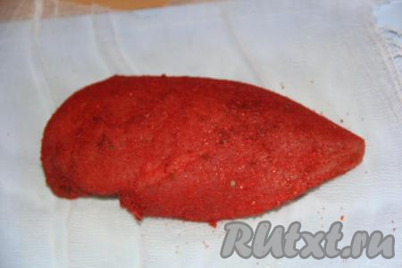 Куриное филе тщательно обмазать специями так, чтобы специи покрывали мясо плотной оболочкой со всех сторон.