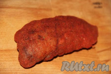 Подвесить мясо на 7-8 дней в прохладном месте (можно подвесить на балконе, чердаке или поместить в холодильник). По прошествии времени развернуть бастурму из куриного филе (я разворачиваю только ту часть мяса, которую буду нарезать, оставшуюся бастурму вновь заворачиваю в марлю и отправляю в холодильник).