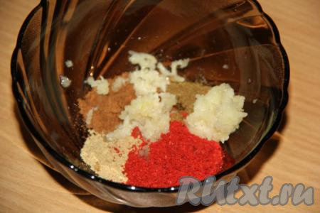 Соединить хмели-сунели, сушёный имбирь, паприку и мускатный орех, добавить чеснок, пропущенный через пресс.