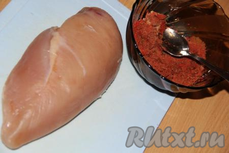 Перемешать тщательно специи с чесноком.