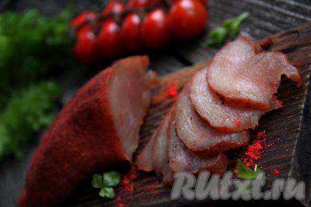 Нарезать мясо на тонкие ломтики и подать к столу. Нежная куриная бастурма несомненно порадует вас своим вкусом! Хранить её можно, завёрнутой в марлю, в холодильнике в течение 2 месяцев. Вот так просто можно приготовить дома бастурму из куриного филе, вкусно и полезно!