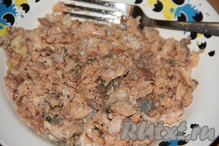 Из банки с консервами слить масло и размять рыбу вилкой. Я взяла консервы из горбуши, приготовленные в домашних условиях, можно использовать любые покупные рыбные консервы в масле.