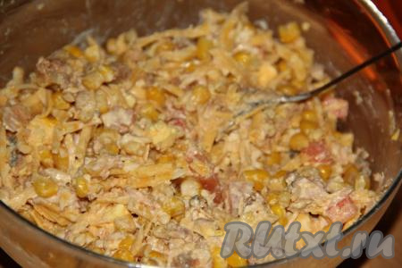 Тщательно перемешать салат.