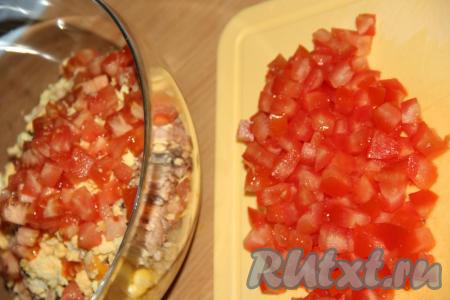 Помидоры вымыть и нарезать на кубики, мягкую часть и семечки добавить в салат, а кусочки поплотнее оставить для оформления салата.