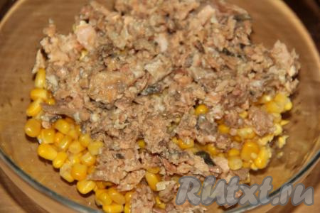 С кукурузы слить жидкость и соединить с рыбными консервами.