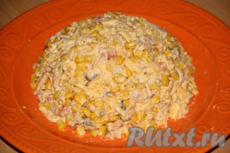 Выложить салат на плоскую тарелку и сформировать горку (шапку).