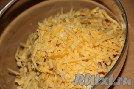 Сыр натереть на крупной тёрке и тоже добавить в салат.